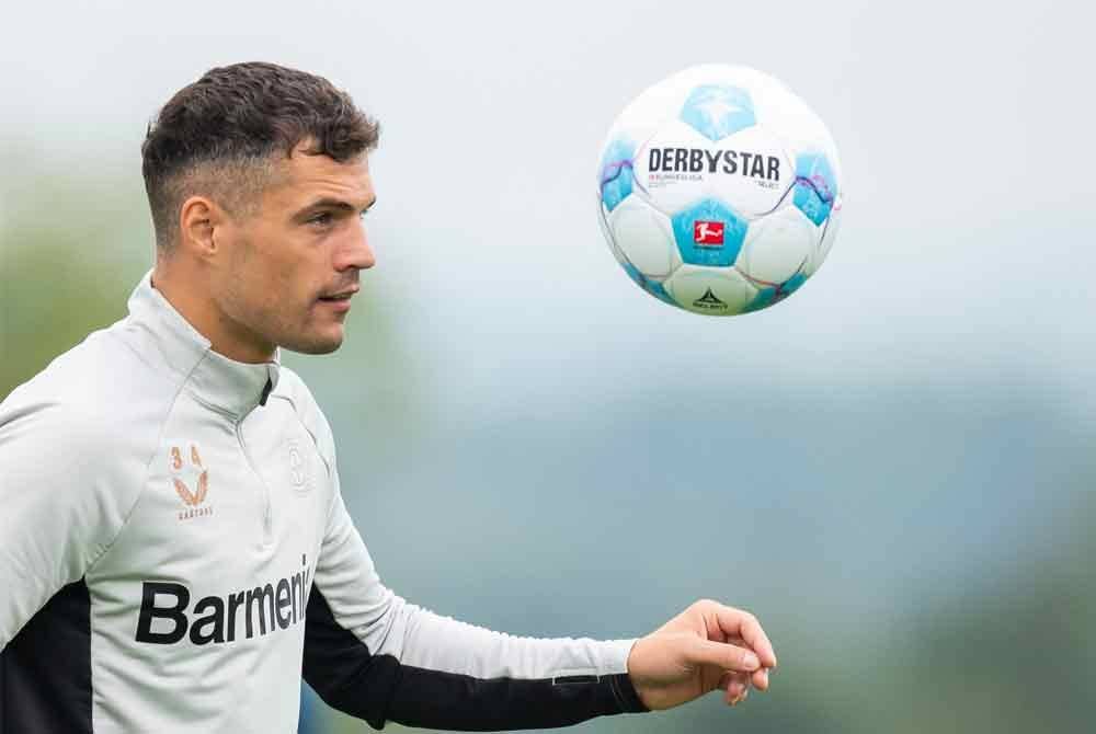 Xhaka memainkan peranan penting membantu Leverkusen melakar kejuaraan Bundesliga buat kali pertama dalam sejarah 120 tahun kelab itu pada musim lalu. - Foto: AFP