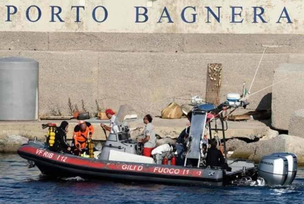 Pasukan penyelamat di pelabuhan Porticello sebelum berlepas ke kawasan kapal mewah karam. Foto AP