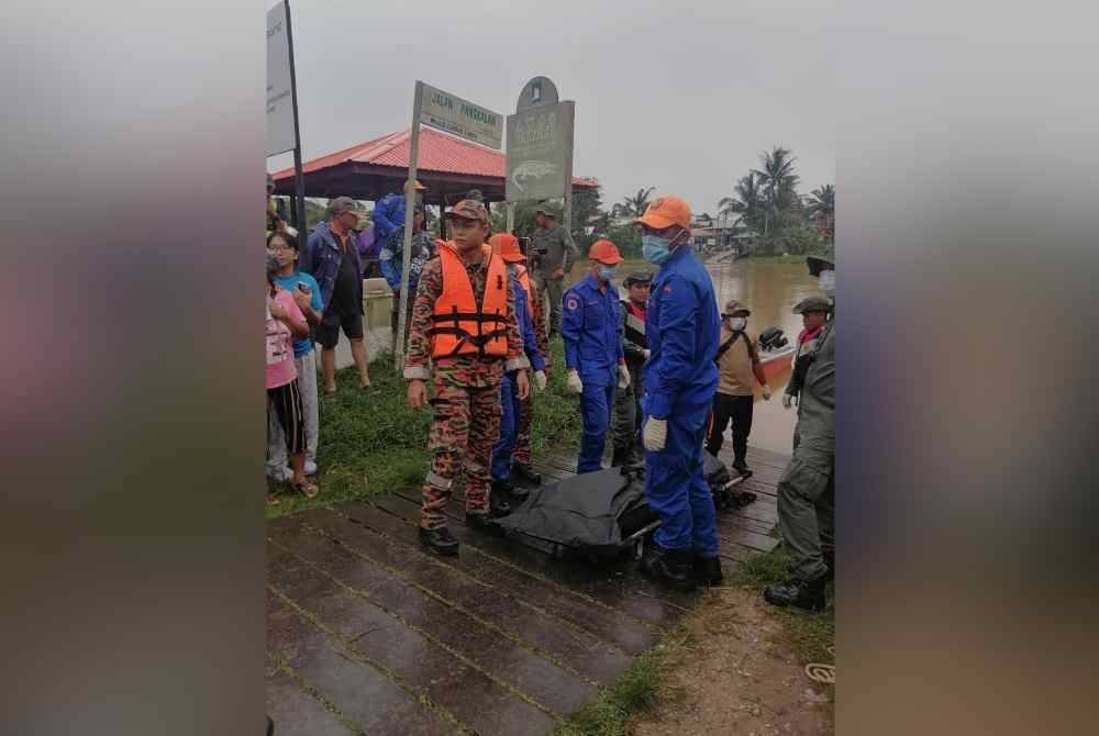 Mayat mangsa terakhir tragedi bot karam di Sungai Kayan, Lundu, ditemukan pada pukul 6.38 pagi Khamis. Foto JBPM