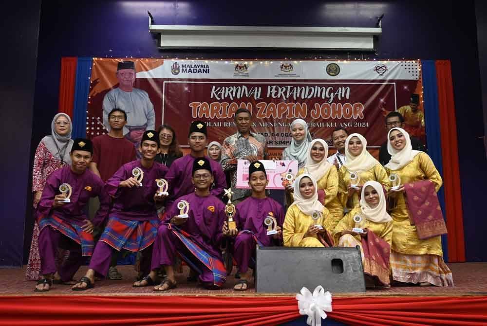 Juara kategori Sekolah Menengah, SM Sains Johor sempena penganjuran Karnival Pertandingan Tarian Zapin Johor 2024 Daerah Kluang di Dewan MDSR baru-baru ini.