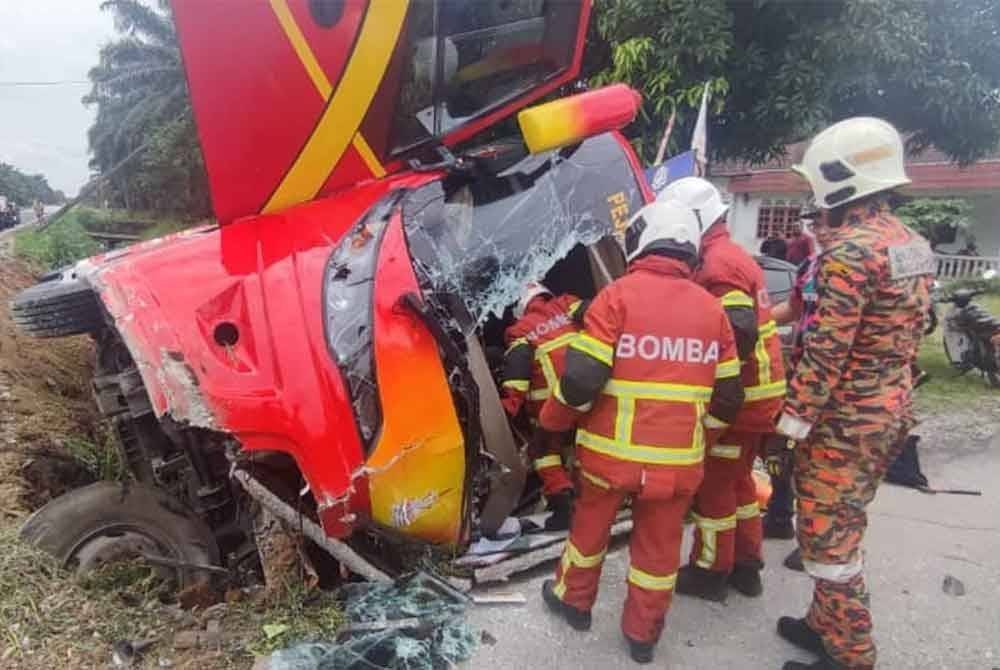 Anggota bomba sedang menjalankan kerja mengeluarkan mangsa kemalangan melibatkan sebuah bas serta motosikal dekat Kampung Kelanang, Taman Dawai Banting di sini pada Rabu. Foto JBPM Selangor