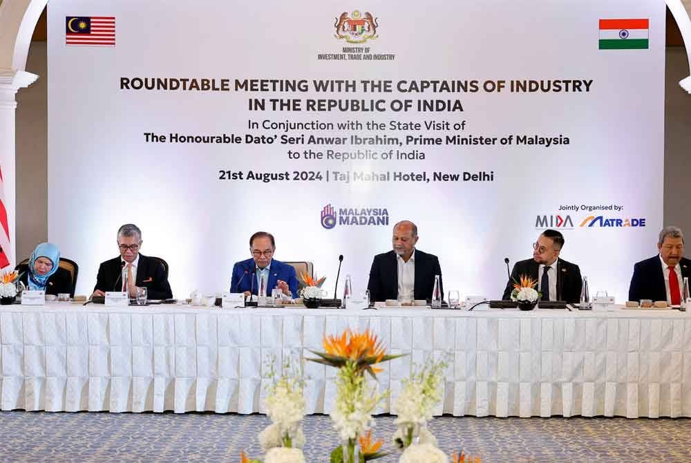 Anwar (tiga dari kiri) menghadiri mesyuarat bersama industri India pada Rabu. Turut hadir, Tengku Zafrul (dua dari kiri), Gobind Singh Deo (tiga dari kanan), dan Steven Sim (dua dari kanan). Foto Bernama