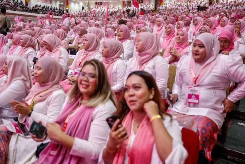 Sebahagian perwakilan Puteri UMNO yang hadir pada Perhimpunan Agung Puteri UMNO sempena Perhimpunan Agung UMNO 2024 di Dewan Tun Razak, di Pusat Dagangan Dunia (WTC) pada Khamis. Foto Bernama