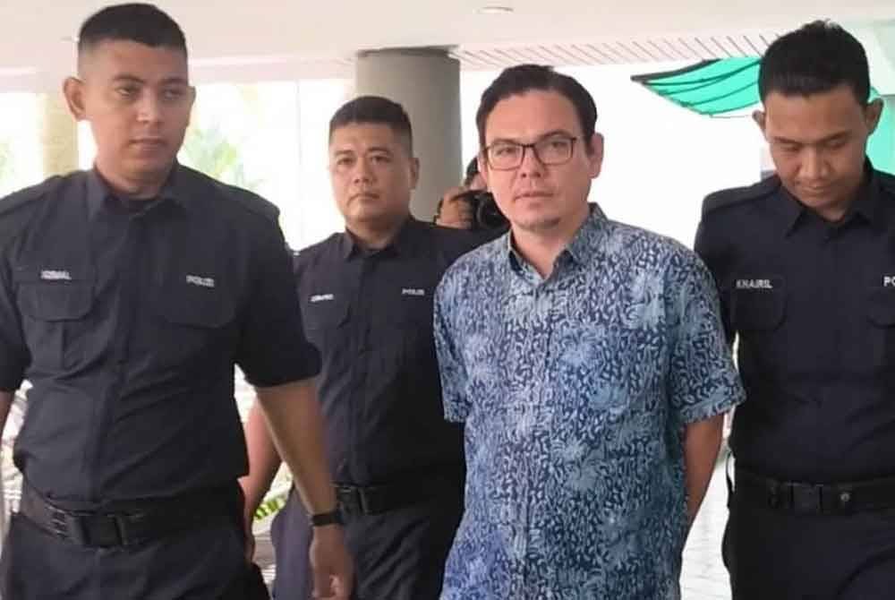 Yasin (tengah) tidak gembira dengan keputusan Mahkamah Tinggi Shah Alam pada Khamis apabila dia dipenjara seumur hidup dan dikenakan 16 kali sebatan berhubung tiga kes dadah, dua tahun lalu.