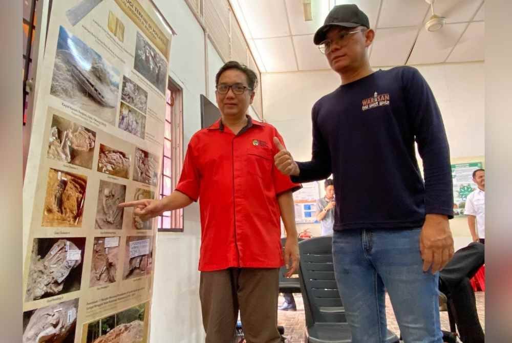 Zaharudin (kanan) dan Zuliskandar menunjukkan satu rangka yang lengkap yang dijumpai di gua Keledung Kecil yang berusia antara 14,000 hingga 16,000 tahun.