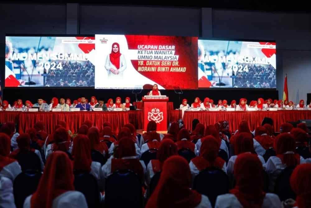 Ketua Wanita UMNO, Datuk Seri Dr Noraini Ahmad menyampaikan ucapan dasar pada Perhimpunan Agung Wanita UMNO di Pusat Dagangan Dunia (WTC) pada Khamis. Foto Bernama