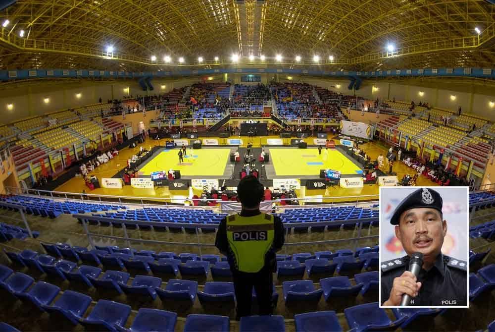 Anggota polis melakukan kawalan di gelanggang acara Pencak Silat Sukma 2024 di Stadium Bandaraya Miri yang berlangsung tanpa kehadiran penonton semasa tinjauan pada Khamis. (Gambar kecil: Alexson Naga Chabu) Foto Bernama