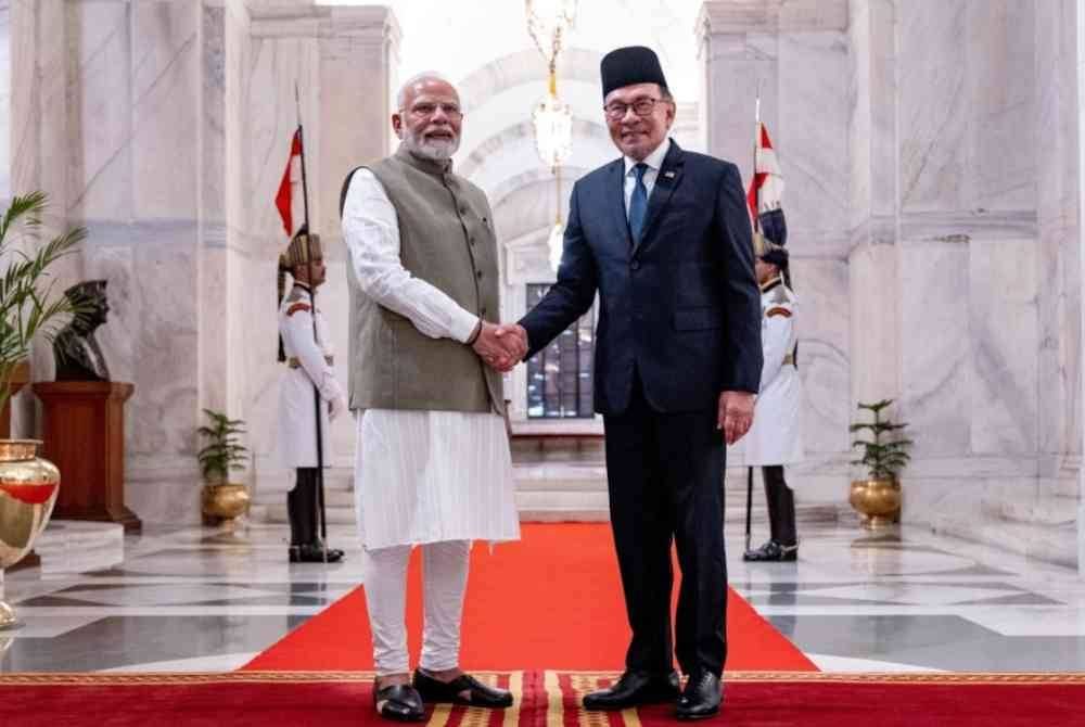 Anwar bersama rakan sejawatnya Narendra Modi dari India pada sambutan rasmi di Rashtrapati Bhavan pada Selasa. Foto Bernama