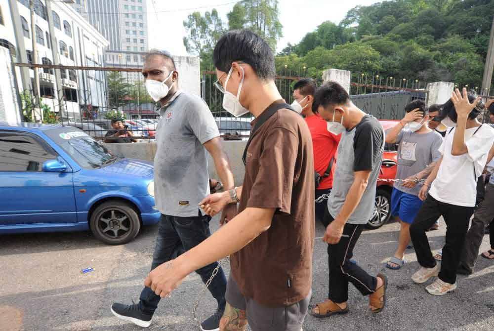 S Jiveen (kiri) Pui Wei Hao (dua dari kiri), Chu Chien (merah) dan Lo Shaw Jie (kanan) didakwa atas pertuduhan mengedar dadah di Mahkamah Majistret, Johor Bahru pada Khamis.