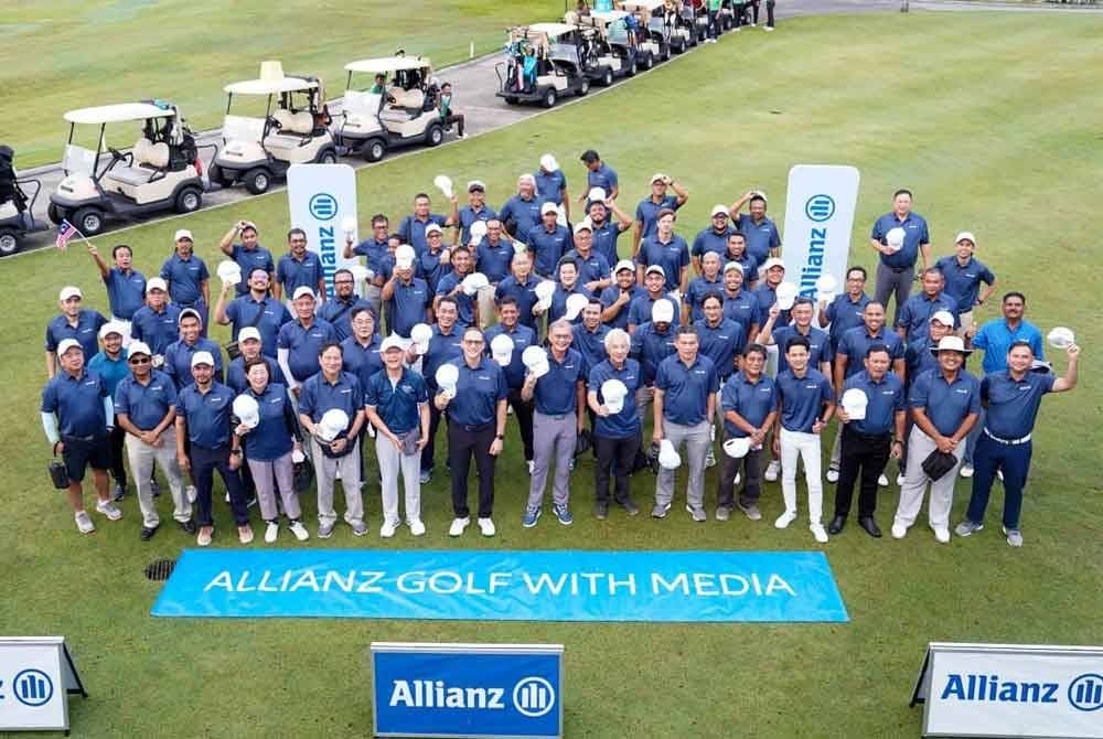 Pemain golf media dan kakitangan Allianz bergambar kenangan beramai-ramai di Saujana Golf and Country Club (SGCC) baru-baru ini.