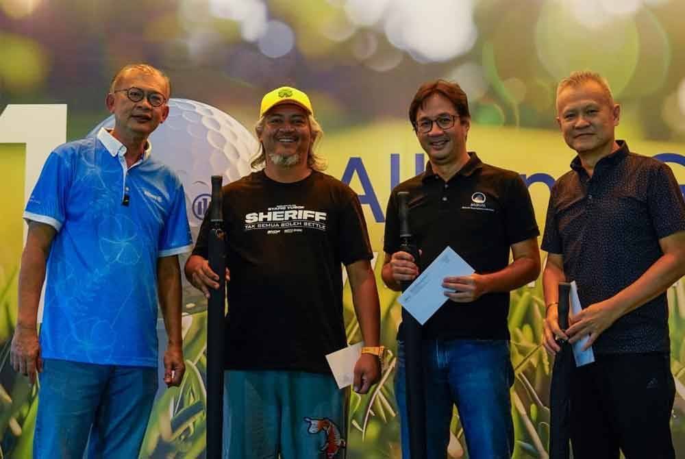 Zakri (kiri) bergambar bersama Juara Golf Berpasukan terdiri daripada Ismadi (RTM), Azizi (Sinar Harian) dan Kok Leong (Allianz Malaysia) pada Kejohanan Golf bersama Media Allianz di Saujana Golf and Country Club (SGCC), di sini, baru-baru ini.