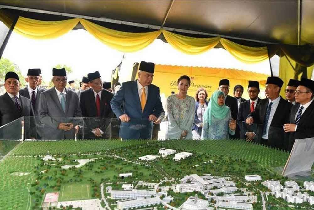 Sultan Nazrin Muizzuddin Shah berkenan berangkat merasmikan Universiti Teknologi Mara (UiTM) Cawangan Perak Kampus Tapah pada Khamis. - Foto: Bernama