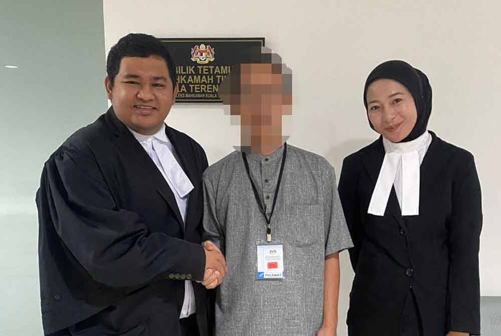 Muhammad Nadzir Abdullah dan Marlisa Marzuki dari Mohd Hayyatuddin & Co bersama anak guam mereka di Mahkamah Tinggi Kuala Terengganu pada Khamis.