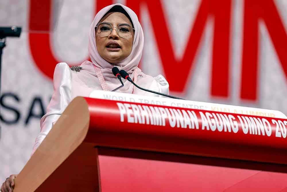 Ketua Puteri UMNO Datuk Nurul Amal Mohd Fauzi menyampaikan ucapan dasar pada Perhimpunan Agung Pergerakan Puteri UMNO sempena Perhimpunan Agung UMNO 2024 di Dewan Tun Razak di Pusat Dagangan Dunia pada Khamis. Foto Bernama