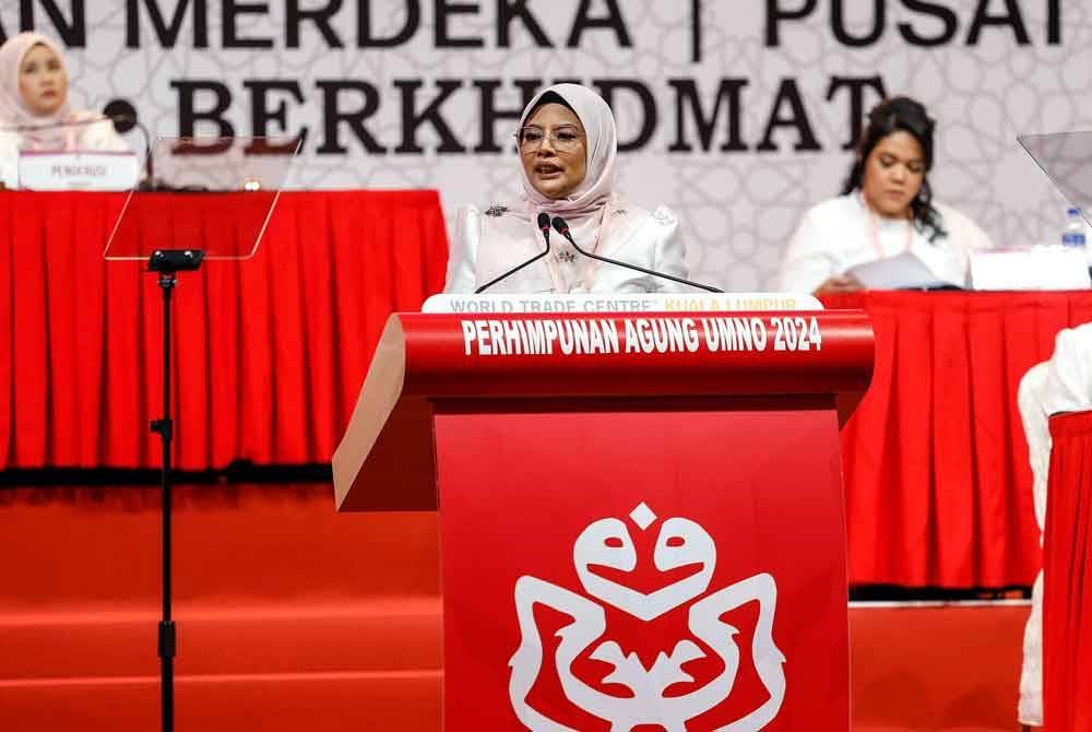 Ketua Puteri UMNO, Datuk Nurul Amal Mohd Fauzi menyampaikan ucapan dasar pada Perhimpunan Agung Pergerakan Puteri UMNO sempena Perhimpunan Agung UMNO 2024 pada Khamis. Foto Bernama