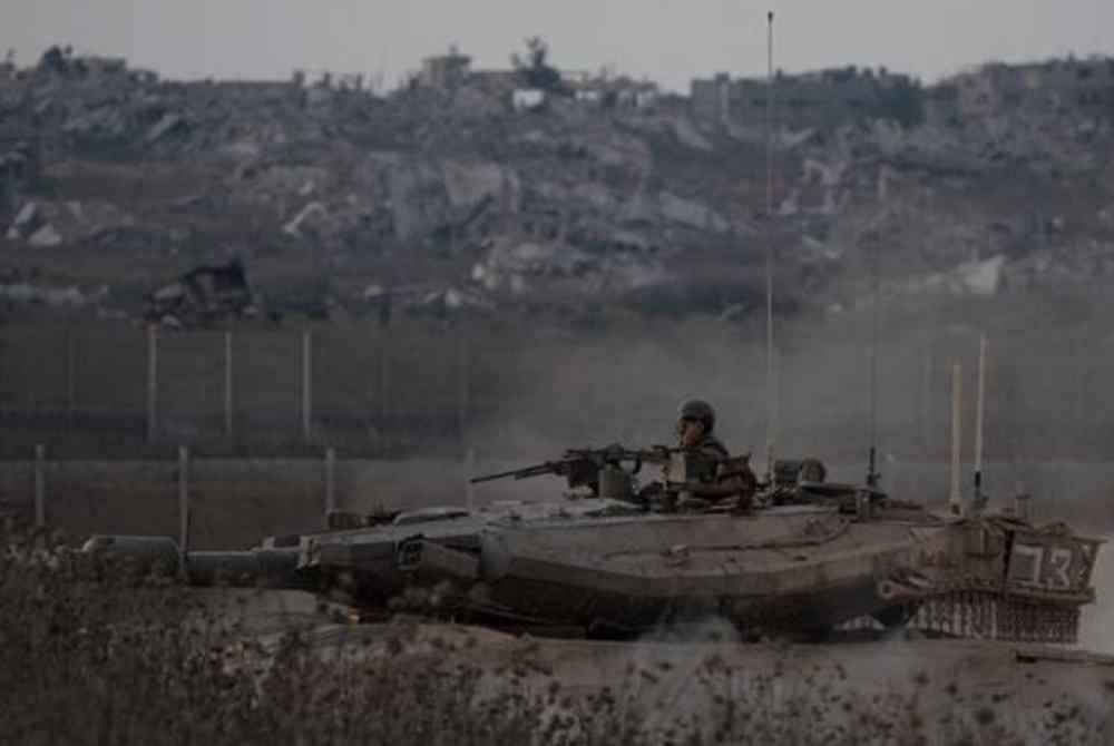 Tentera rejim Zionis Israel dalam kereta kebal di sempadan Israel-Gaza. Foto AP