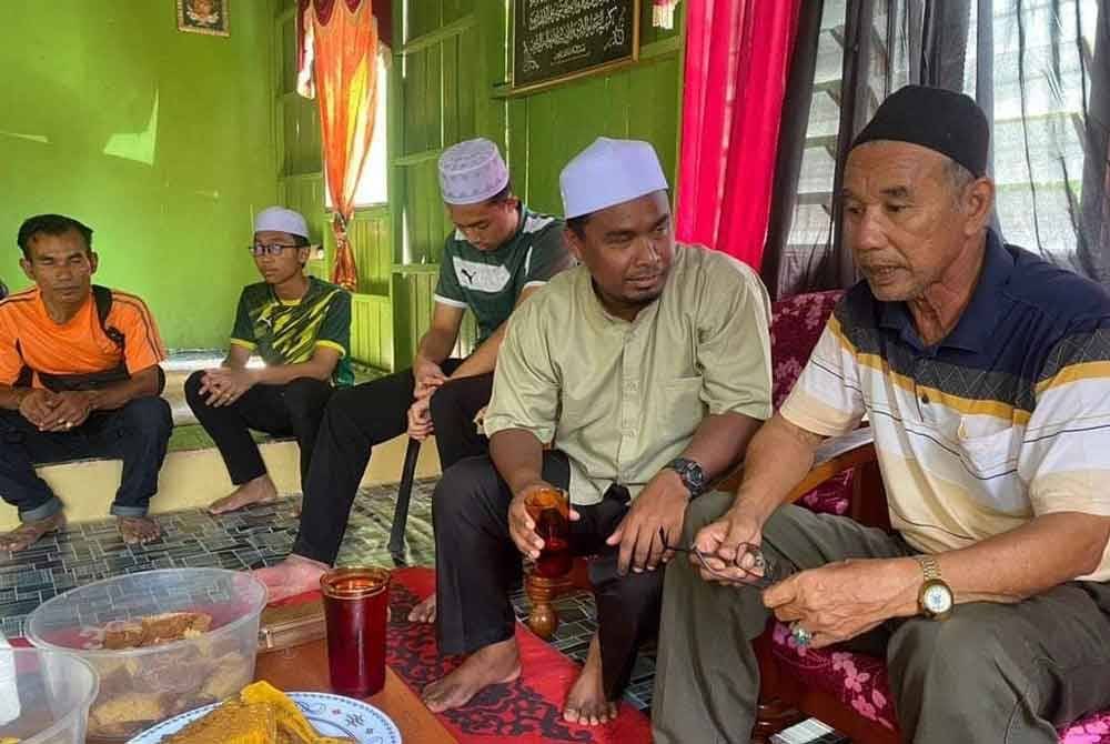 Mohd Rizwadi (dua, kanan) masih melakukan rutin hariannya menyantuni rakyat dengan meneruskan kerja-kerja parti.