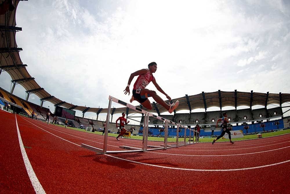 Muhammad Fakrul (dua, kanan) ketika beraksi dalam acara 400m lari berpagar lelaki di Stadium Sarawak pada Khamis. Foto Bernama