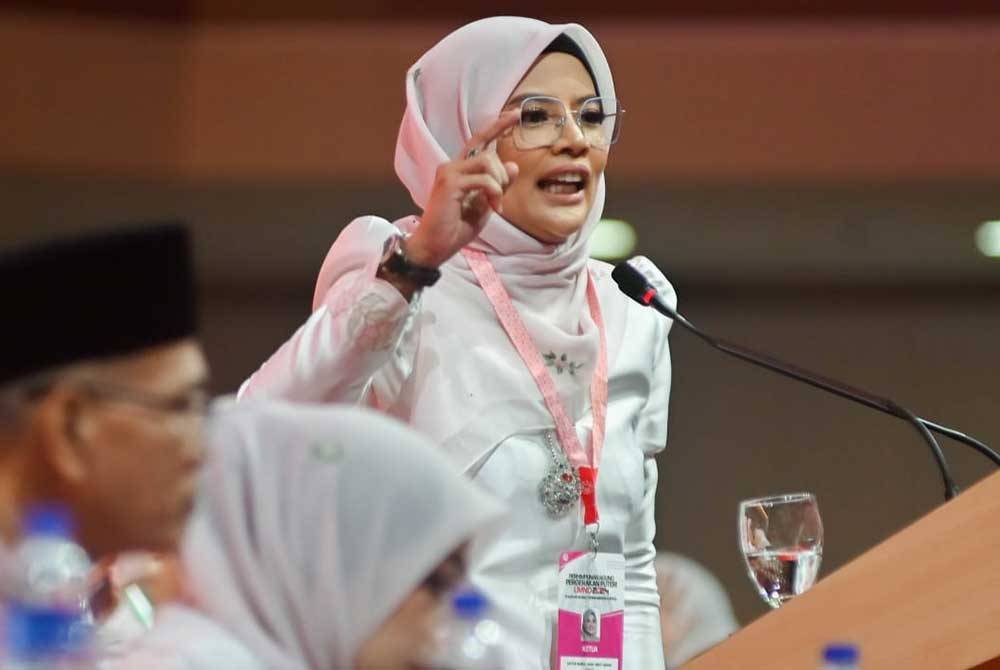 Nurul Amal ketika menyampaikan ucapan dasar Ketua Puteri sempena Perhimpunan Agung UMNO (PAU) 2024 di Pusat Dagangan Dunia Kuala Lumpur (WTCKL), di sini pada Khamis.