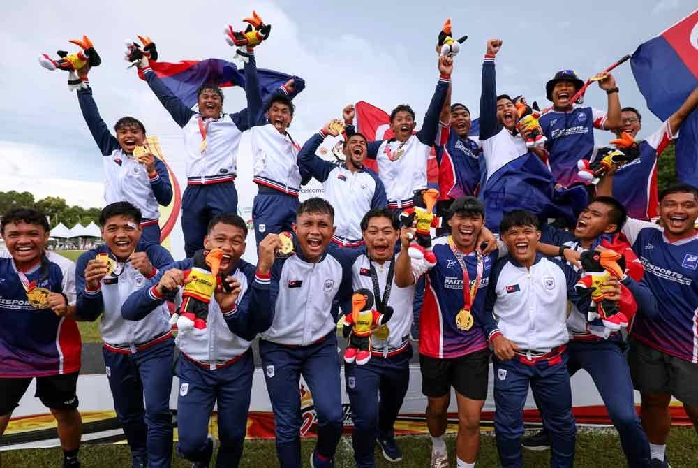 Pasukan Ragbi lelaki Johor meraikan kejayaan setelah berjaya menggondol pingat emas dalam acara akhir ragbi tujuh sebelah pada temasya Sukma Sarawak 2024 di Stadium Miri pada Khamis. Foto Bernama