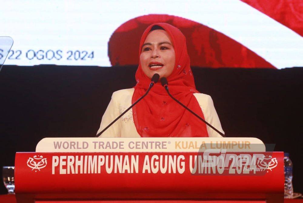 Ketua Wanita UMNO, Datuk Seri Dr Noraini Ahmad berucap pada Majlis Perhimpunan Agung Pergerakan Sayap Wanita, Pemuda dan Puteri UMNO di Pusat Dagangan Dunia Kuala Lumpur (WTCKL) pada Khamis. Foto Sinar Harian ASRIL ASWANDI SHUKOR