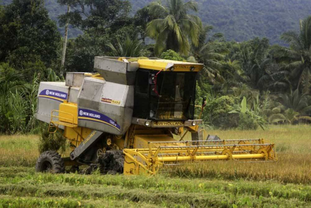 KPKM mengeluarkan syor harga siling kos upah bagi kerja membajak dan menuai padi yang mengambil kira harga diesel semasa. Gambar hiasan