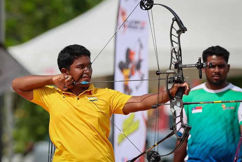 Atlet Perak, Adam Danish Darwish Mohd Zaini mengungguli kategori memanah compound individu lelaki pada Sukan Malaysia (Sukma) Sarawak 2024 di Lapang Sasar Memanah Petra Jaya hari ini. Foto Bernama