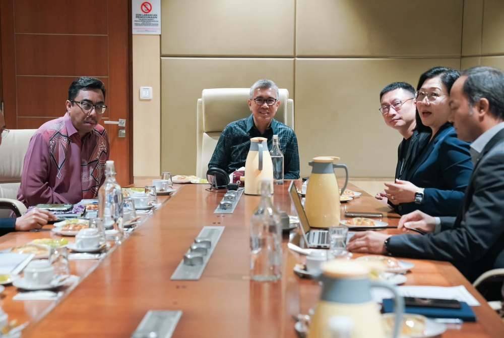 Tengku Zafrul ketika mengadakan perbincangan dengan delegasi Tesla Malaysia, hari ini. Foto Facebook Tengku Zafrul.