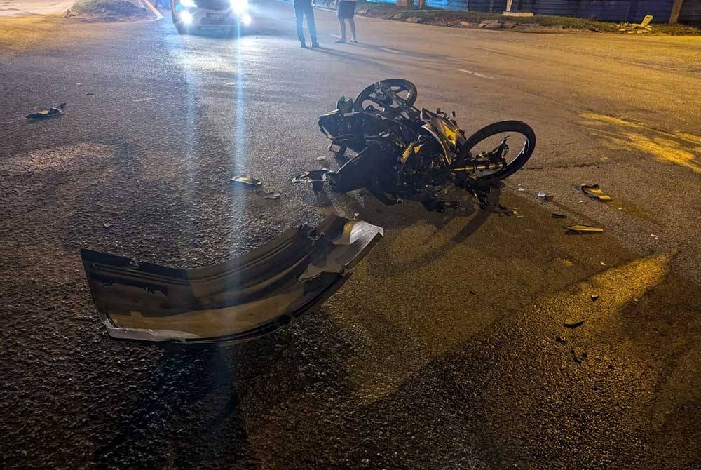 Lokasi seorang penunggang motosikal maut manakala pemboncengnya cedera dalam insiden langgar lari di Jalan Desa Idaman, Taman Desa Idaman, Senai di sini pada awal pagi Khamis. Foto PDRM