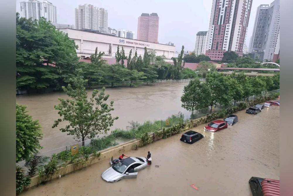 Sebahagian kenderaan tersangkut berhampiran sungai di WTC, Kuala Lumpur pada Khamis.