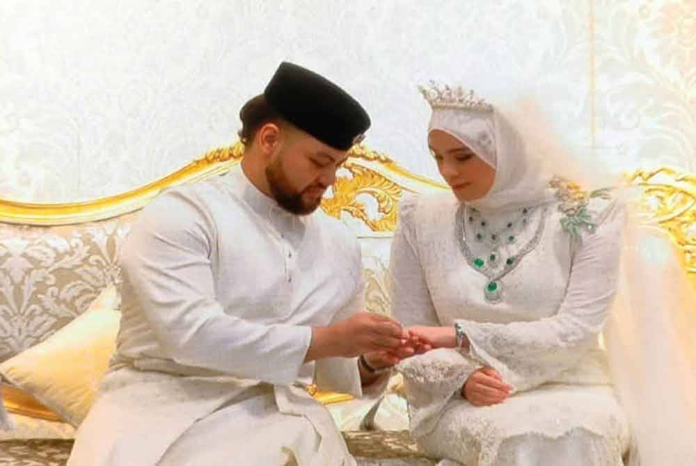 FD Idzham menyarungkan cincin di jari Tengku Puteri Afzan selepas selesai Istiadat Akad Nikah di Balai Mahkota, Istana AbdulAziz pada Khamis.