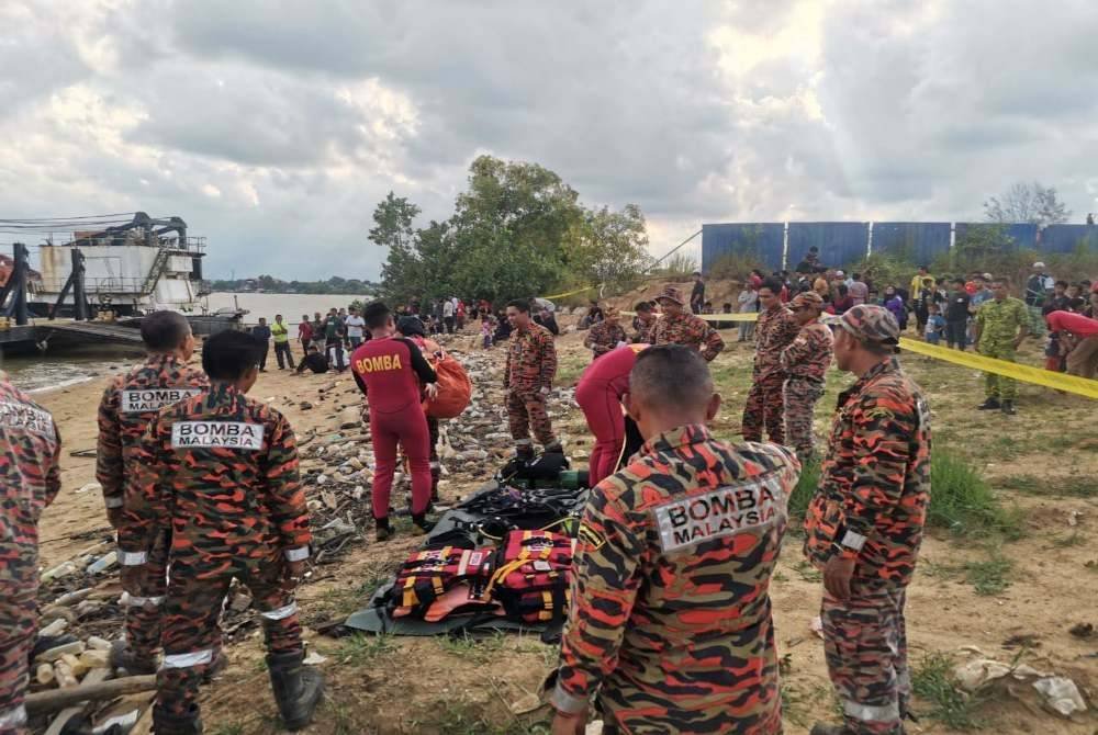 Pasukan penyelamat di lokasi kejadian untuk menjalankan operasi mencari dan menyelamat seorang remaja. Foto JBPM Terengganu