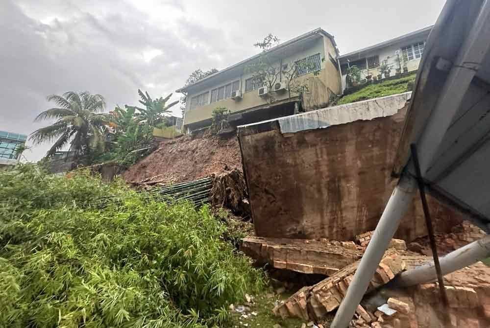 Gambar tular yang memaparkan keadaan di lokasi kejadian tanah runtuh di Jalan Genting Kelang - Kem Wardiburn pada Khamis.