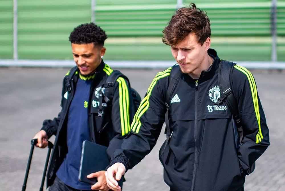 Lindelof (kanan) dan Sancho gagal mendapat kepercayaan Erik ten Hag dan mungkin dijual sebelum tarikh akhir perpindahan pemain Jumaat depan. - Foto: Agensi