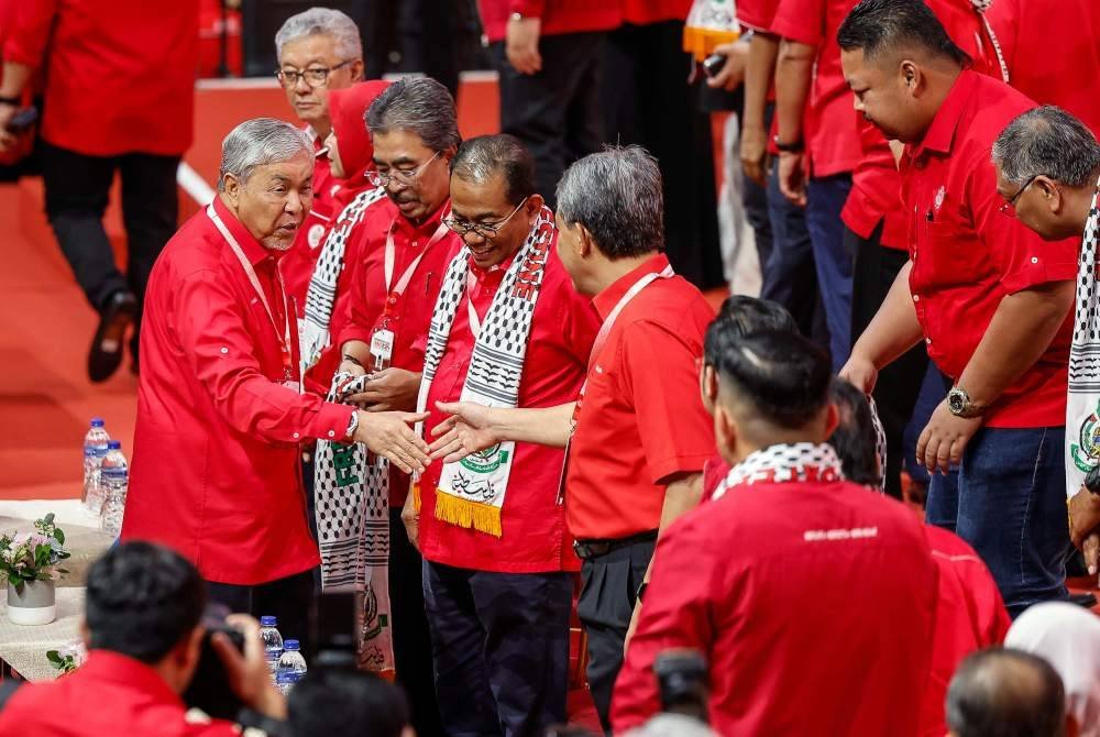 Timbalan Perdana Menteri merangkap Presiden UMNO Datuk Seri Dr Ahmad Zahid Hamidi (kiri) hadir pada Taklimat Presiden sempena Perhimpunan Agung UMNO (PAU) 2024 di Pusat Dagangan Dunia (WTC) pada Rabu. Foto Bernama