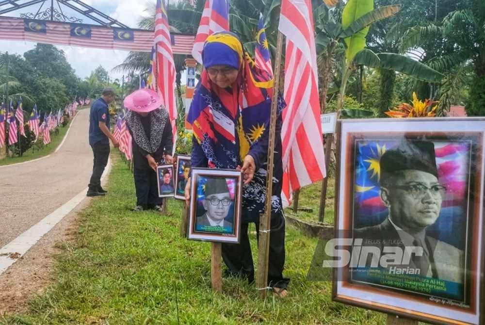 Potret bekas Perdana Menteri turut menghiasi beberapa laluan di Felda Jengka 24.