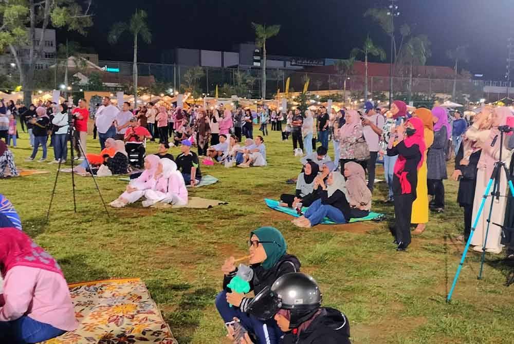 Orang ramai yang datang ke Padang MBK1 di sini teruja dapat menyaksikan istiadat akad nikah perkahwinan Tengku Puteri Afzan dan pasangan, FD Idzham yang disiarkan secara langsung melalui skrin gergasi di lokasi itu pada malam Khamis.