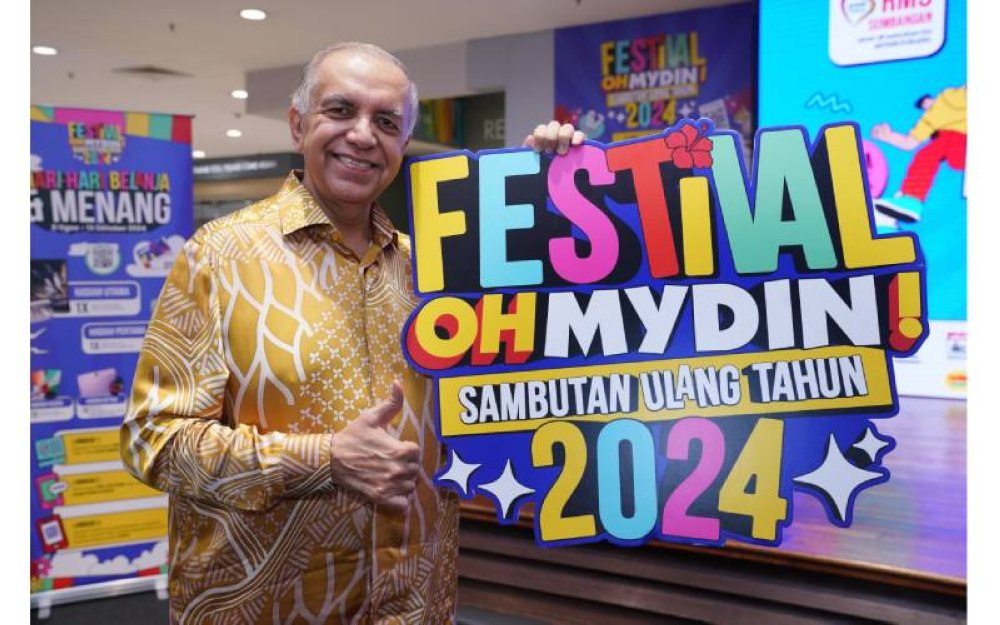 Pengarah Urusan Mydin Mohamed Holdings Berhad (Mydin), Datuk Ameer Ali Mydin menunjukkan logo Festival OHMYDIN! sempena ulang tahun yang ke-67 Mydin di Mydin USJ pada Selasa.