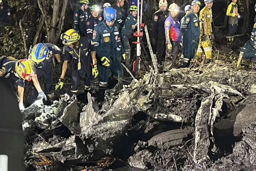 Operasi mencari dan menyelamat sedang dijalankan selepas pesawat yang membawa dua juruterbang dan tujuh penumpang itu terhempas di hutan paya bakau. Foto AP