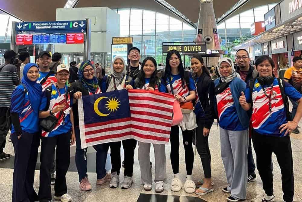 Pasukan paintball wanita negara bergambar di KLIA sebelum berlepas ke Dreux, Perancis.