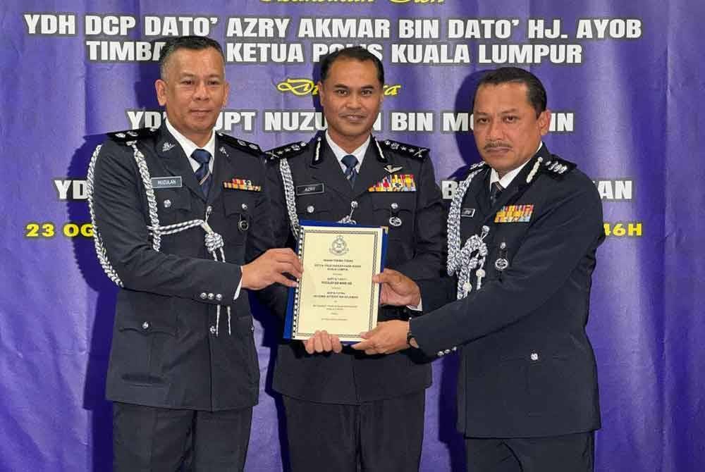 Sulizme Affendy (kanan) mengambil alih tugas Ketua Polis Daerah Dang Wangi baharu, pada Jumaat.