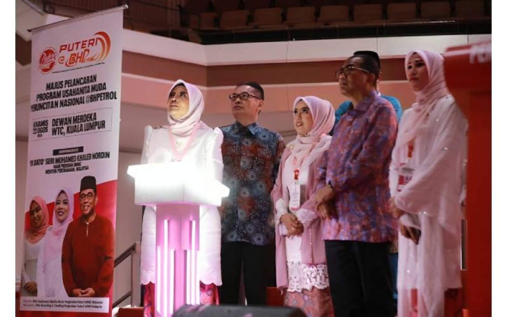 Menteri Pertahanan yang juga Naib Presiden Umno, Datuk Seri Mohamed Khaled Nordin (dua, kanan) bersama Ketua Puteri Umno Malaysia, Nurul Amal Mohd Fauzi (kiri) dan Pengerusi Biro Usahawan Wanita Muda, Nor Akmal Muhammad (tengah) ketika majlis pelancaran Program Usahanita Muda Peruncitan Nasional atau PUTERI@BHP di Dewan Merdeka, WTC Kuala Lumpur pada Khamis.