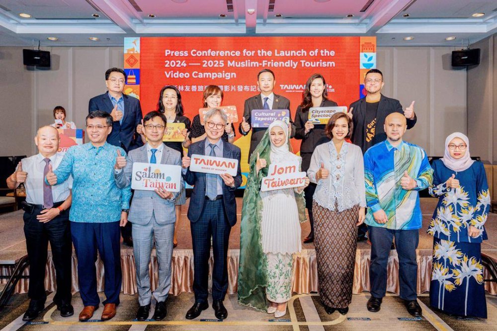 Timbalan Ketua Pengarah Pentadbiran Pelancongan Taiwan, Chou Ting Chang (tiga dari kiri) diikuti, Nabila dan Presiden Pusat Persahabatan dan Perdagangan Malaysia, Aznifah Ghani bersama tetamu pada Majlis Pelancaran Jom Taiwan pada Khamis.