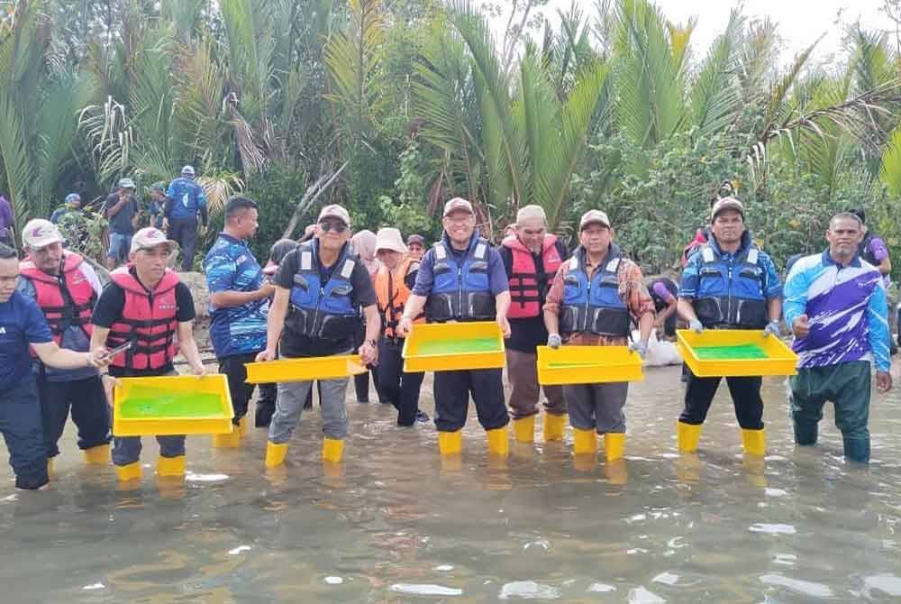 UMT dengan kerjasama Persatuan Kerangan-kerangan Malaysia dan Pejabat Perikanan Negeri Terengganu melaksanakan program pelepasan 4,000 benih ikan dan ketam di Merchang Wetland.