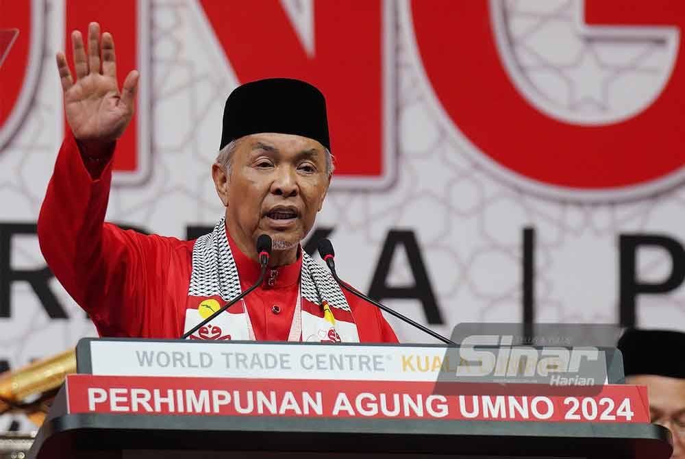 Ahmad Zahid menyampaikan ucapan dasar sempena Perhimpunan Agung UMNO 2024 di WTCKL pada Jumaat. Foto Sinar Harian - ROSLI TALIB