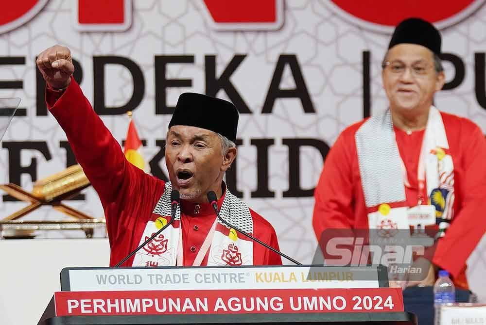 Ahmad Zahid menyampaikan ucapan dasar sempena Perhimpunan Agung UMNO 2024 Pusat Dagangan Dunia Kuala Lumpur (WTCKL) pada Jumaat. Foto Sinar Harian/ROSLI TALIB