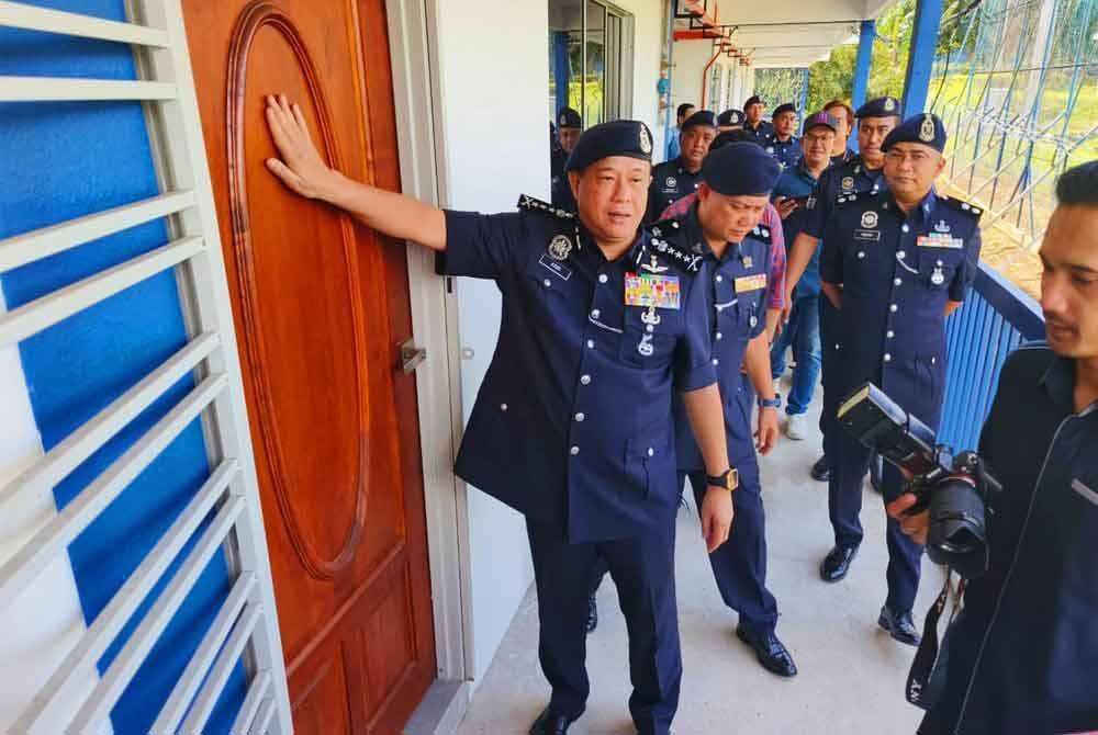 Azizi ketika meninjau keadaan kuarters Balai Polis Lenggong yang telah melalui kerja pembaikan.