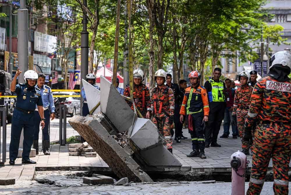 Anggota Jabatan Bomba dan Penyelamat Malaysia serta Angkatan Pertahanan Awam Malaysia kini giat menjalankan kerja-kerja mengeluarkan mangsa yang merupakan pelancong. Foto Bernama