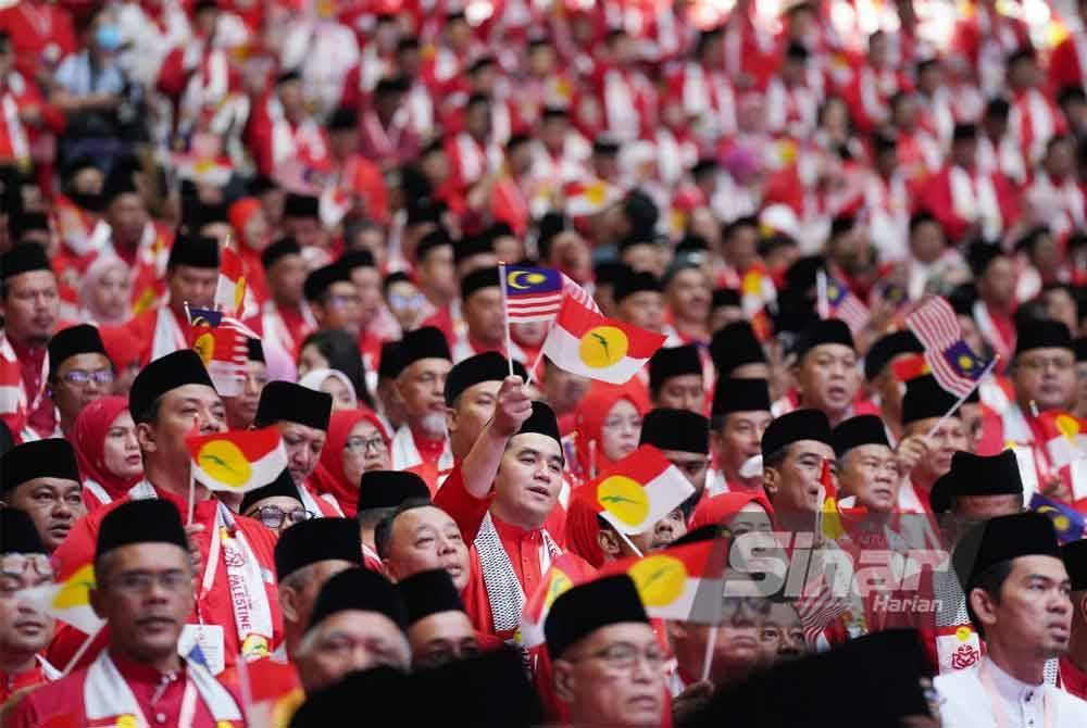 Perwakilan menyanyikan lagu Negaraku dan lagu rasmi UMNO pada Perhimpunan Agung UMNO 2024 Pusat Dagangan Dunia Kuala Lumpur (WTCKL) pada Jumaat. Foto Sinar Harian/ROSLI TALIB