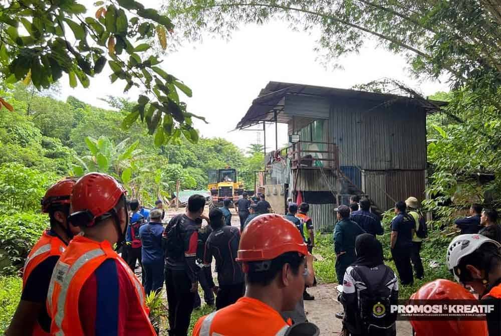 Operasi perobohan binaan atas tanah UTM di Jalan Semarak oleh DBKL. Foto DBKL